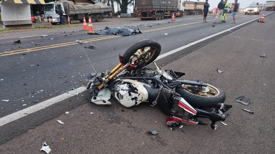 Motociclista morre em colisão frontal com caminhão na rodovia BR-277