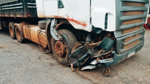 Imagem referente a Veja como ficou carreta após acidente com morte de motociclista na BR-277