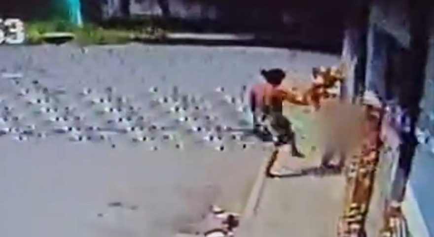 Mulher é presa após ser flagrada chutando filha de 3 anos