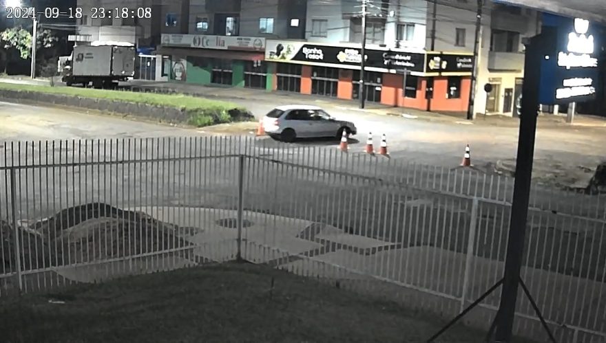 Malandro é flagrado por câmera furtando cone na Avenida Carlos Gomes
