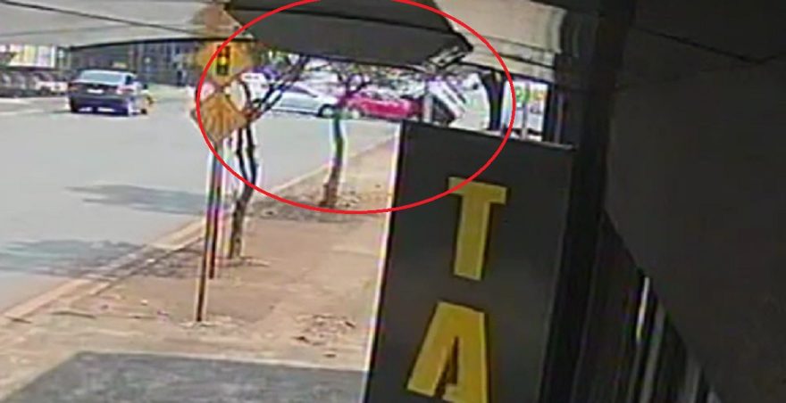Câmera flagra acidente com capotamento no Centro