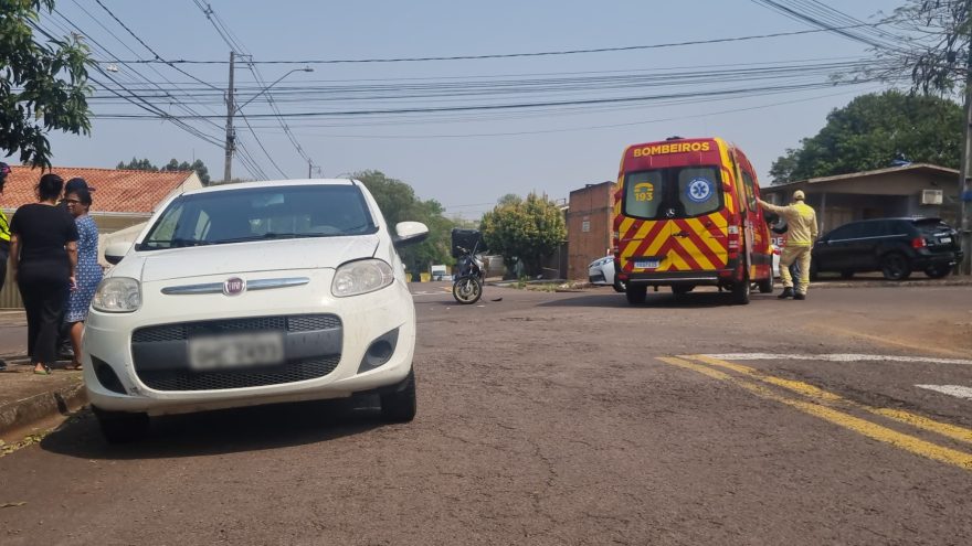 Motociclistas ficam feridos ao se envolverem em acidente com Fiat Palio na Vila Tolentino