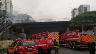 SP: incêndio atinge viaduto na Avenida 23 de Maio