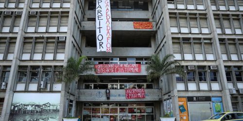 Imagem referente a Uerj tenta retirar estudantes após fim do prazo para desocupação