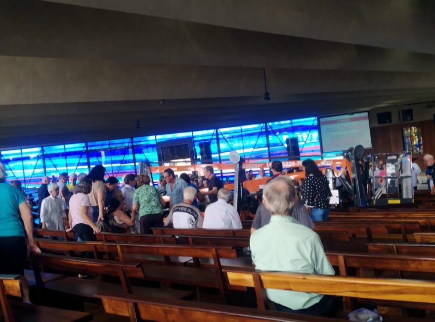 Mulher fica ferida após queda de plataforma aérea no interior da Catedral