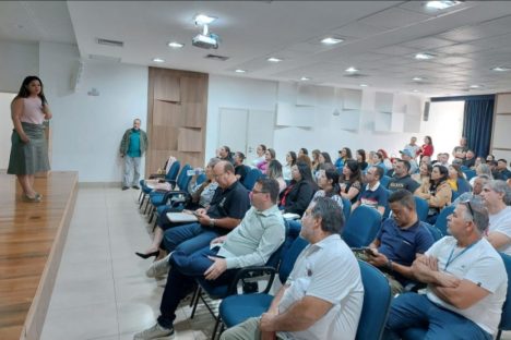 Imagem referente a Saúde capacita profissionais da região de Jacarezinho sobre febre maculosa