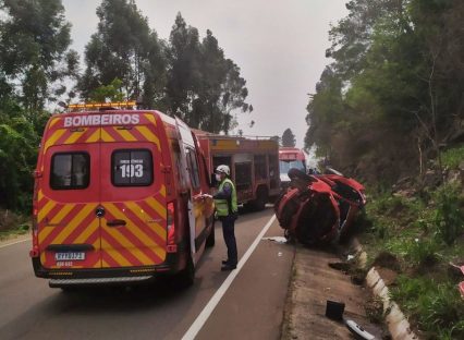 Imagem referente a Homem fica em estado grave em acidente envolvendo carro e dois caminhões