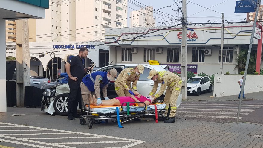 Mulher fica ferida em acidente entre BMW X1 e Toyota Etios no Centro de Cascavel