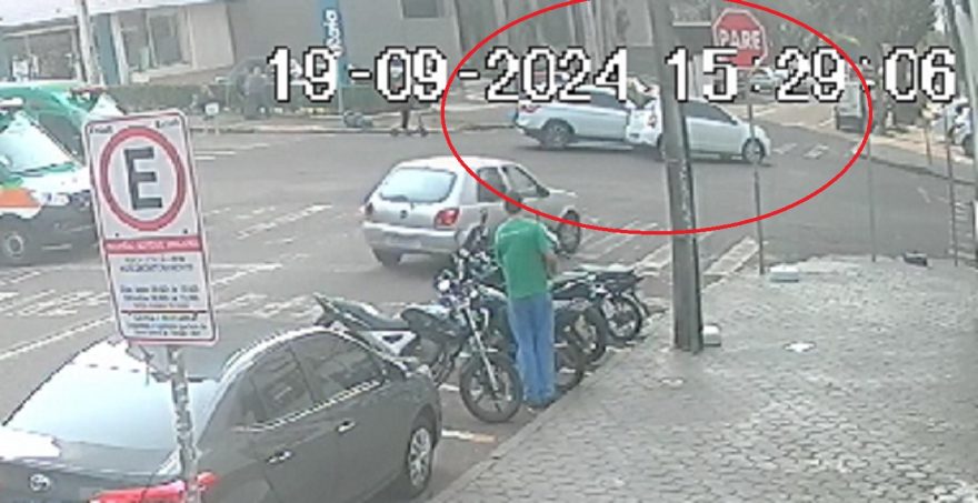 Câmera registra colisão entre BMW X1 e Toyota Etios no Centro