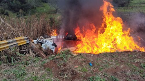 Imagem referente a BR-277: Criminosos ateiam fogo em caminhão após serem impedidos de saquear carga