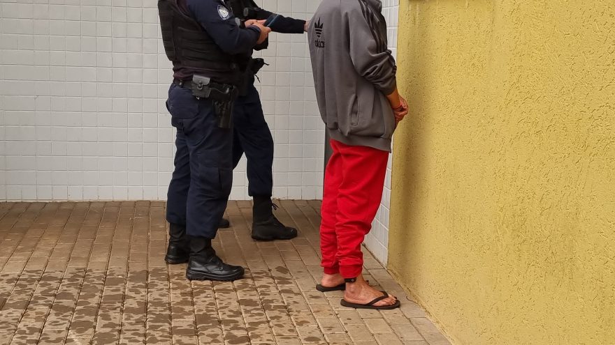Procurada por roubo, mulher é localizada com pedras de crack na Rua Santa Catarina