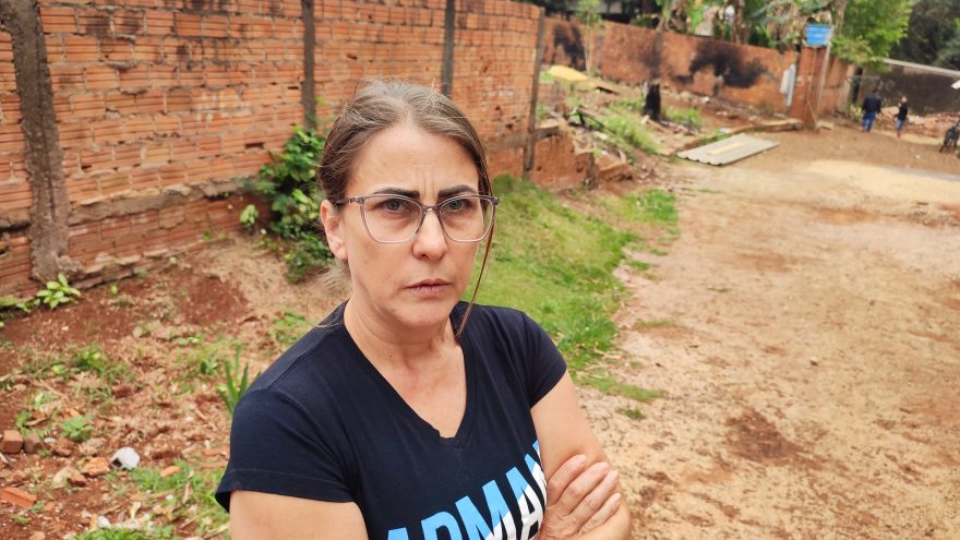 Moradora faz reclamação durante desocupação de área de preservação permanente