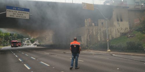 Imagem referente a Ônibus e veículos leves já podem trafegar em viaduto incendiado em SP