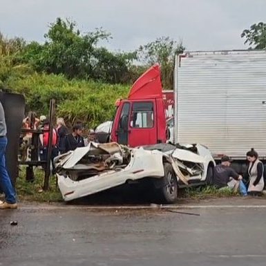 Imagem referente a Caminhão de ração tomba em cima de caminhonete e vítima morre na BR-163