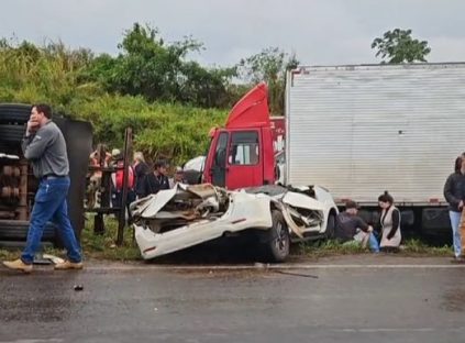 Imagem referente a Caminhão de ração tomba em cima de caminhonete e vítima morre na BR-163