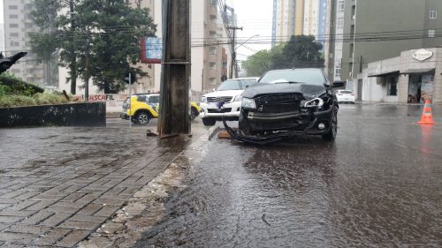 Imagem referente a Onix e Hilux se envolvem em acidente no Centro