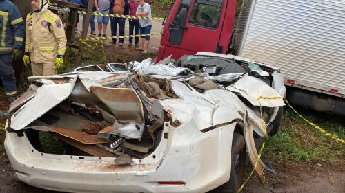 Imagem referente a Imagens mostram SW4 destruída após caminhão tombar em cima de veículo na BR-163; motorista morre