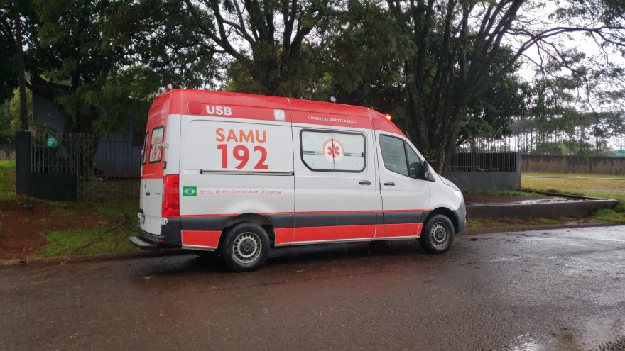 Idoso é socorrido pelo Samu após escorregar em casa