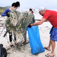 Imagem referente a Portos do Paraná participa de mutirão na Ilha do Mel e retira 3 toneladas de resíduos das praias