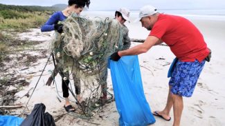 Portos do Paraná participa de mutirão na Ilha do Mel e retira 3 toneladas de resíduos das praias