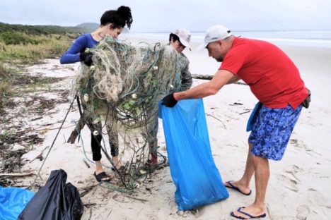 Imagem referente a Portos do Paraná participa de mutirão na Ilha do Mel e retira 3 toneladas de resíduos das praias