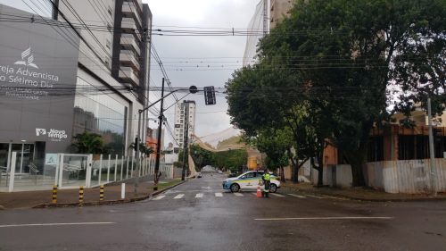 Imagem referente a Tela de proteção se solta de construção e atinge fiação elétrica na Rua Fortaleza, no Centro