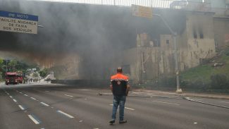 Avenida 23 de Maio é totalmente liberada após incêndio em viaduto