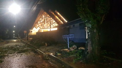 Imagem referente a Tempo chuvoso causa transtornos: galho de árvore se desprende e cai no Bairro Cancelli