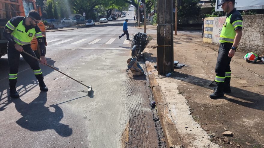 Motociclista sofre queda em buraco na Rua Rio Grande do Sul e Transitar fecha abertura com cimento