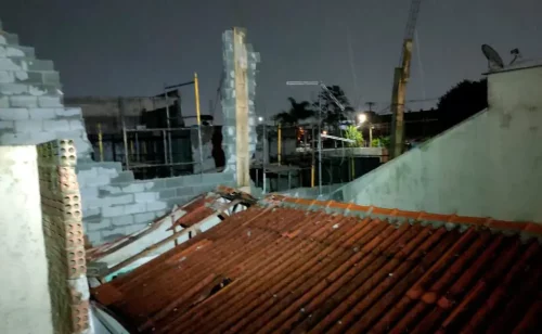 Imagem referente a Morador fica ferido após parede de obra despencar durante temporal e atingir três casas no Boqueirão