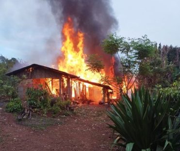 Imagem referente a Fogo consome duas residências e deixa moradores sem nada em São João