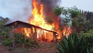 Imagem referente a Fogo consome duas residências e deixa moradores sem nada em São João