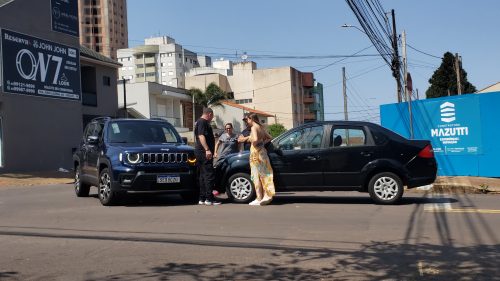 Imagem referente a Jeep e Fiesta se envolvem em colisão no Bairro Coqueiral