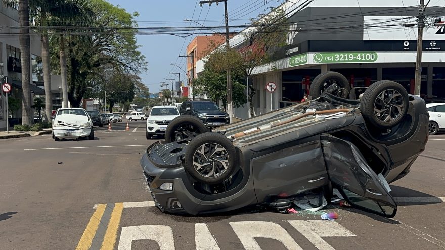 Creta capota após forte colisão com Palio na Rua Paraná