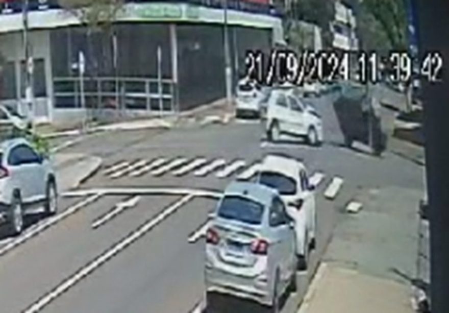 Câmera mostra Creta atravessando preferencial e batendo com Palio na Rua Paraná
