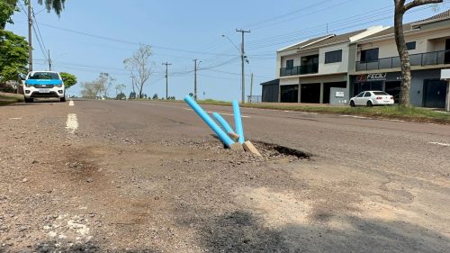 Imagem referente a “Piscininha, amor”: Moradores usam espaguetes de piscina para sinalizar buraco em Cascavel