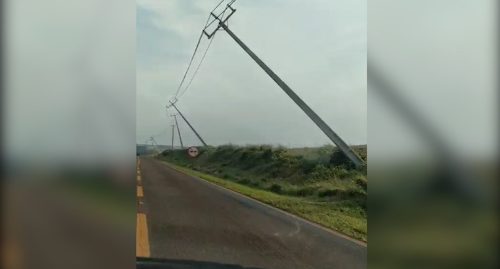 Imagem referente a Moradores afirmam que postes que estão caindo na PR-180 foram instalados há poucos dias