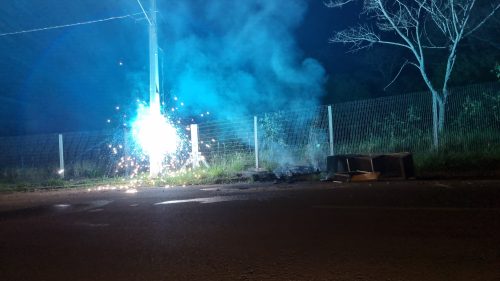 Imagem referente a Tá pegando fogo! Incêndio em móveis provoca rompimento em cabo de alta tensão no Cataratas