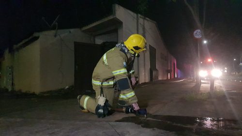 Imagem referente a Bombeiros combatem incêndio em residência no Santa Cruz