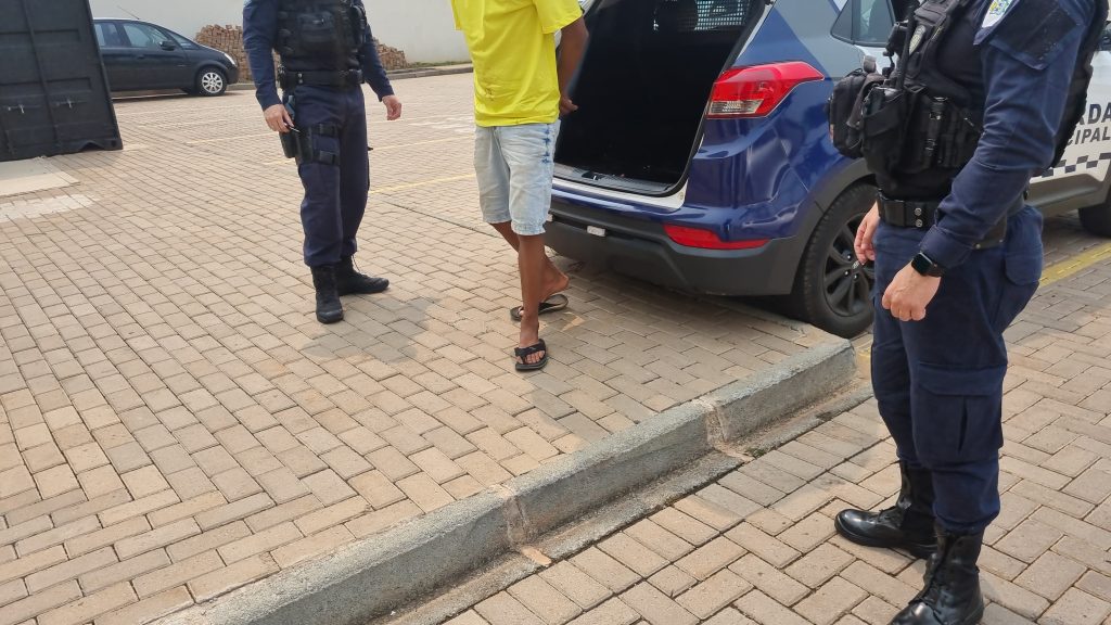 Rapaz que era procurado pelo crime de roubo é localizado pela Guarda Municipal