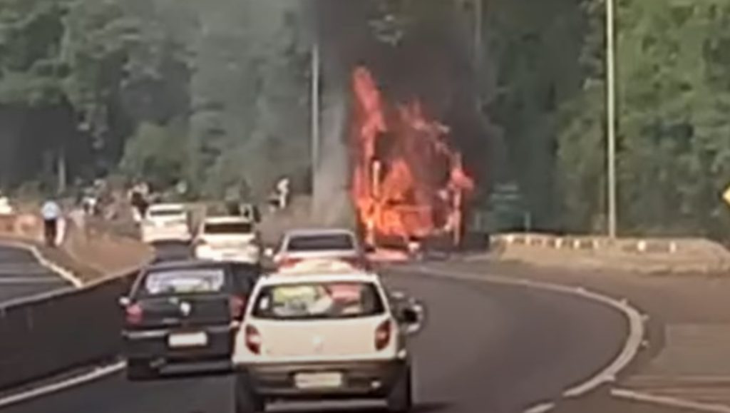 Ônibus pega fogo na BR-277 em Matelândia