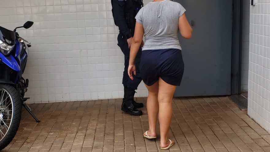 Foragida da justiça por porte ilegal de arma de fogo é presa pela GM no Jardim Melissa