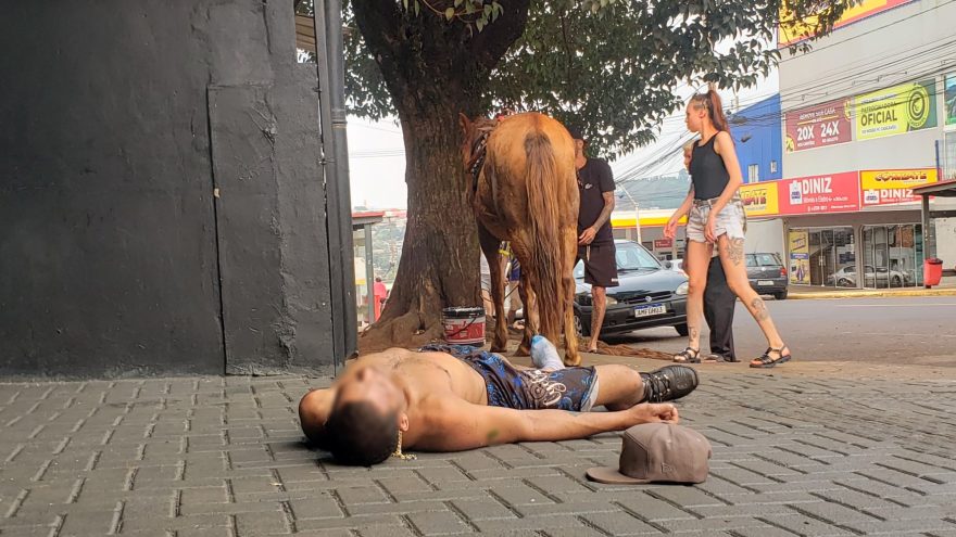 Homem é socorrido pelo Siate após cair de cavalo na rua Europa
