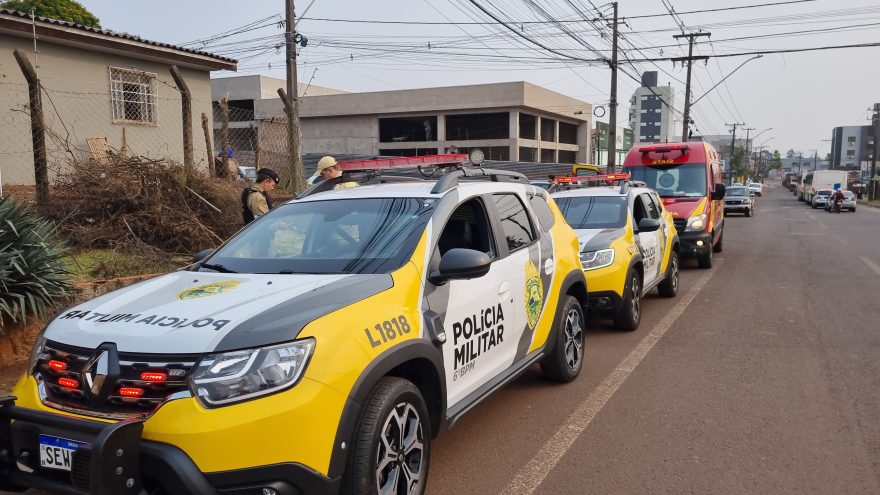 Viatura da PM atinge motocicleta na rua Rio da Paz e deixa mulher ferida