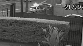 Acidente com morte no Centro: Vídeo mostra carro atingindo motociclista em cheio Acidente com morte no Centro: Vídeo mostra carro atingindo motociclista em cheio