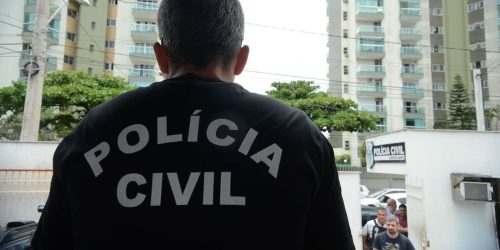 Imagem referente a Policiais fazem ação contra roubos de cargas de cigarro no Rio