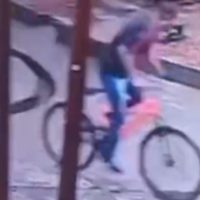 Imagem referente a Homem aproveita portão aberto e furta bicicleta no Colégio Estadual Jardim Consolata