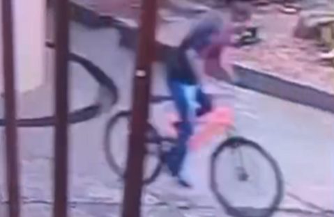 Imagem referente a Homem aproveita portão aberto e furta bicicleta no Colégio Estadual Jardim Consolata