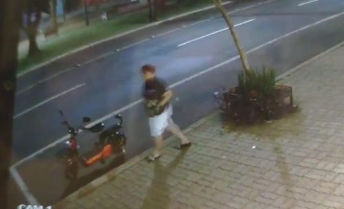 Imagem referente a Homem é flagrado pegando vasinhos de flores em frente à empresa e os colocando em cestinha de bicicleta