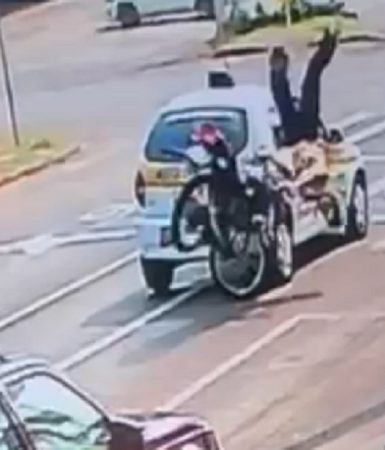 Imagem referente a Motociclista é arremessada após colidir na traseira de carro da autoescola